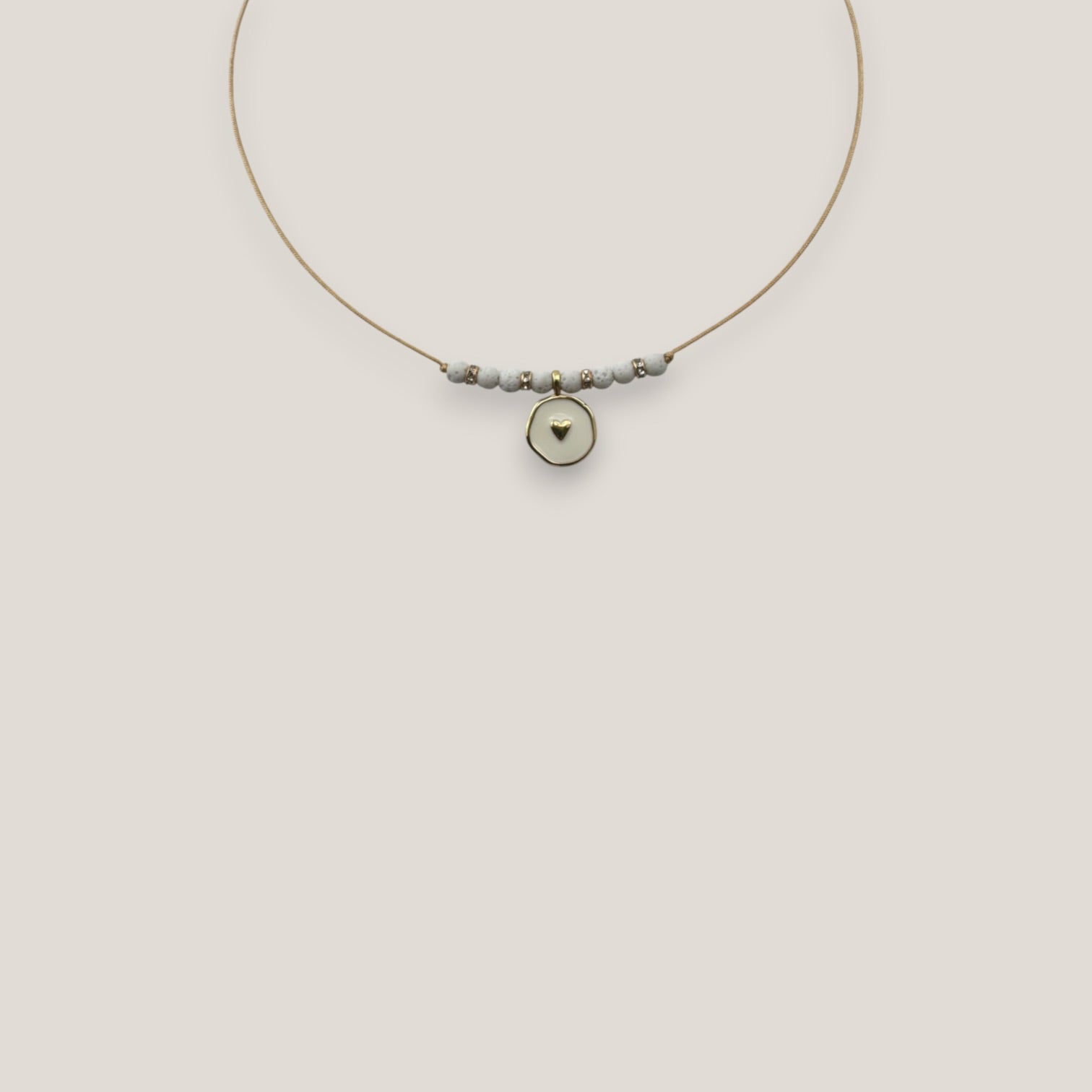 Collar midi medalla corazón dorada esmalte blanco esponja blanca separadores dorados cristalitos brillantes