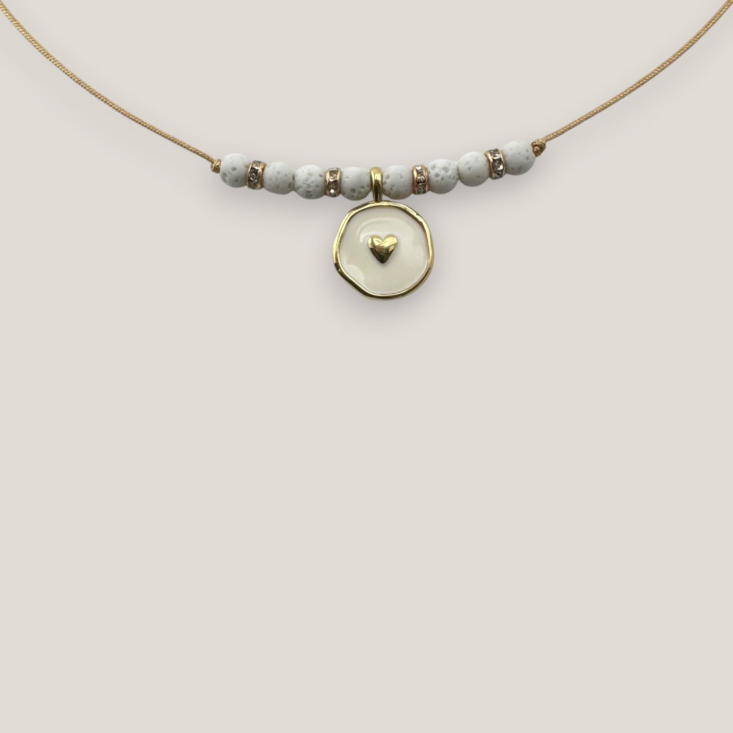 Collar midi medalla corazón dorada esmalte blanco esponja blanca separadores dorados cristalitos brillantes