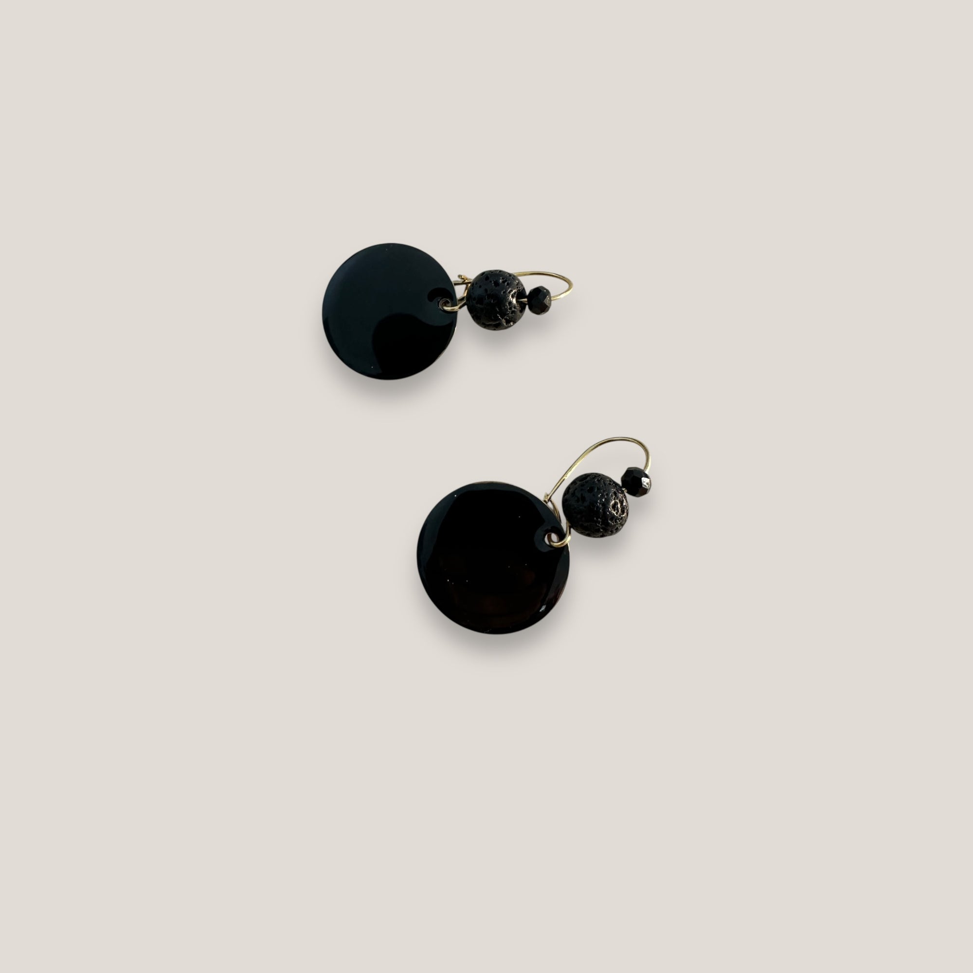 Pendientes gancho bronce medalla grande latón esmalte negro bolita lava negra cristal facetado negro