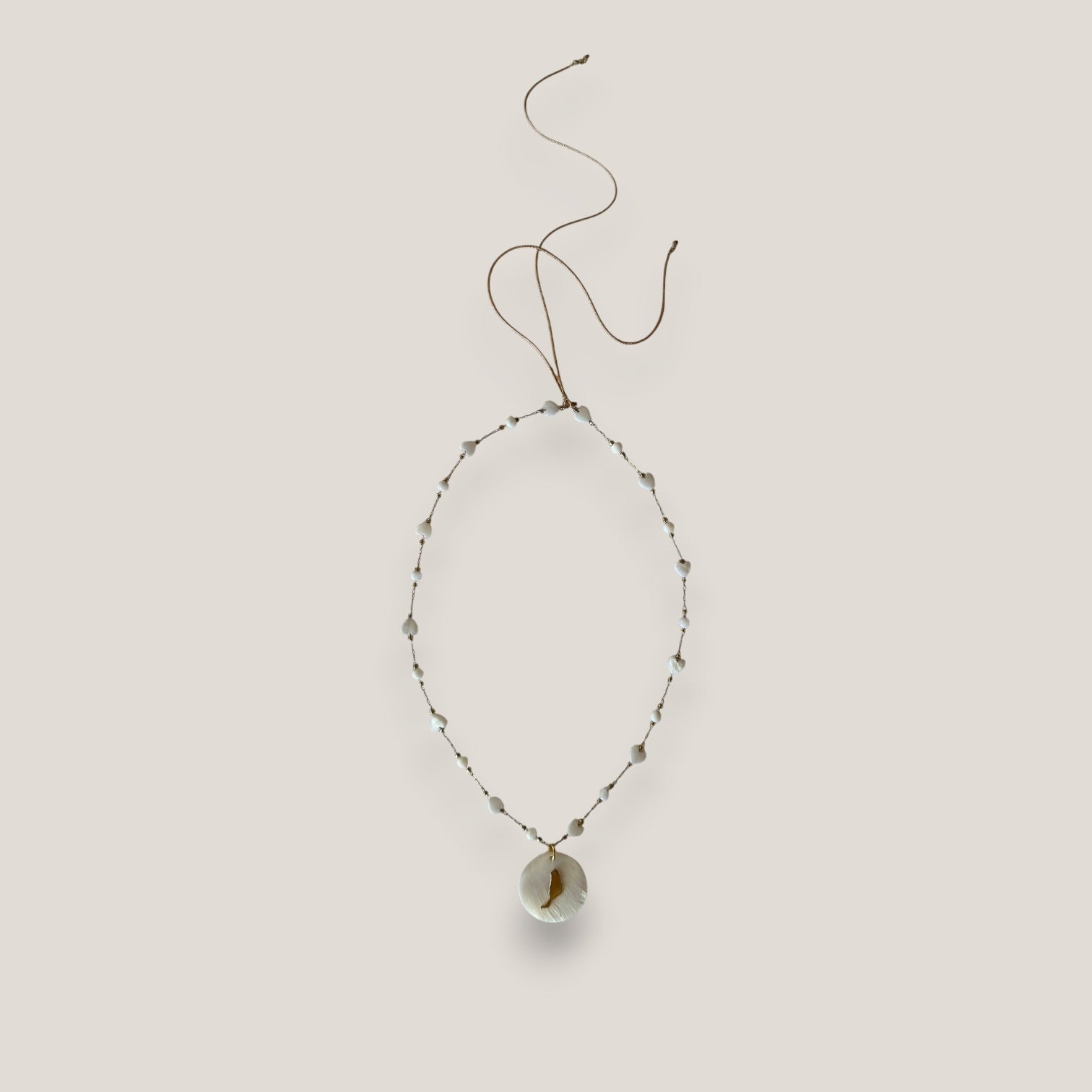 Collar medalla nácar isla Fuerteventura acero oro cadena corazones bolitas nácar blanco