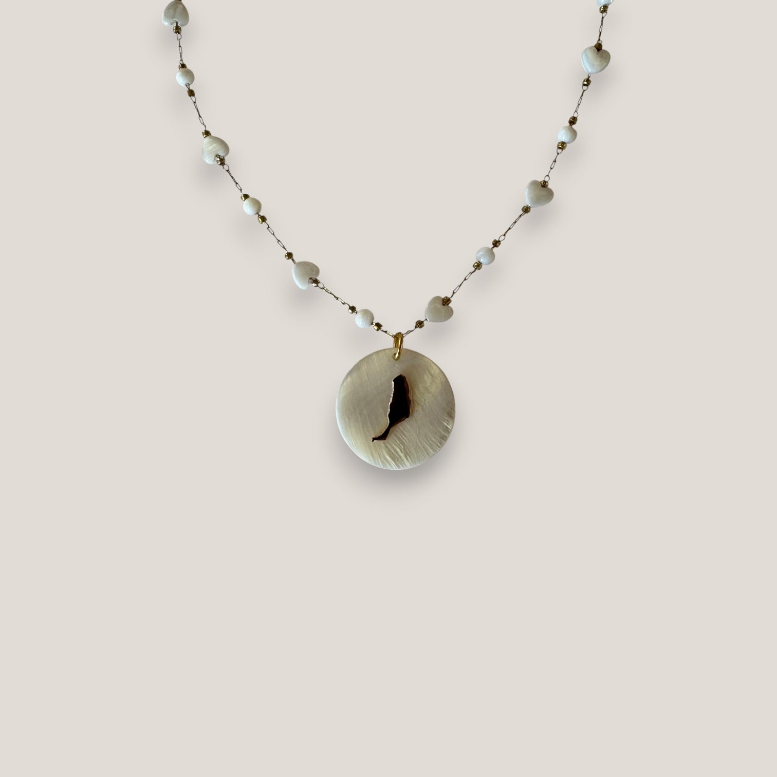 Collar medalla nácar isla Fuerteventura acero oro cadena corazones bolitas nácar blanco