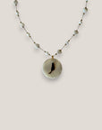 Collar medalla nácar isla Fuerteventura acero oro cadena corazones bolitas nácar blanco