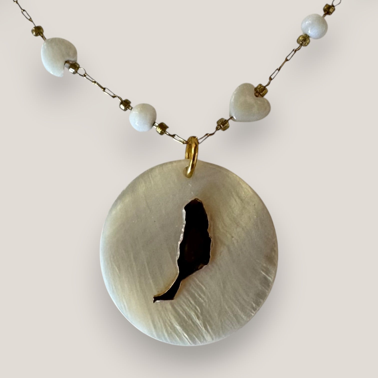 Collar medalla nácar isla Fuerteventura acero oro cadena corazones bolitas nácar blanco