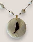 Collar medalla nácar isla Fuerteventura acero oro cadena corazones bolitas nácar blanco
