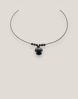 Collar midi con tortuga Howlita negra lava negra