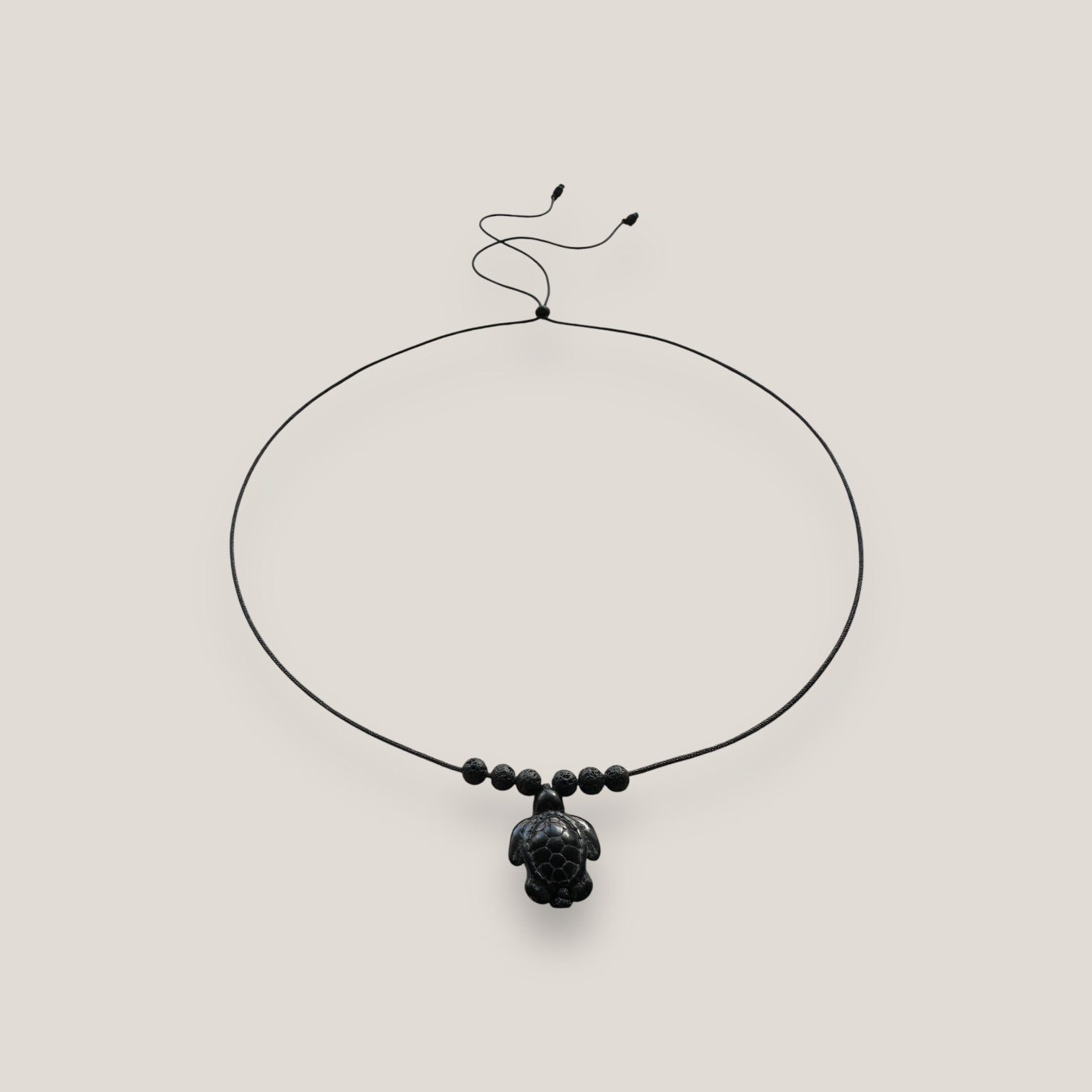 Collar midi con tortuga Howlita negra lava negra