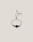 Pulsera midi con tortuga howlita negra cuentas de lava negra
