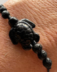 Pulsera midi con tortuga howlita negra cuentas de lava negra