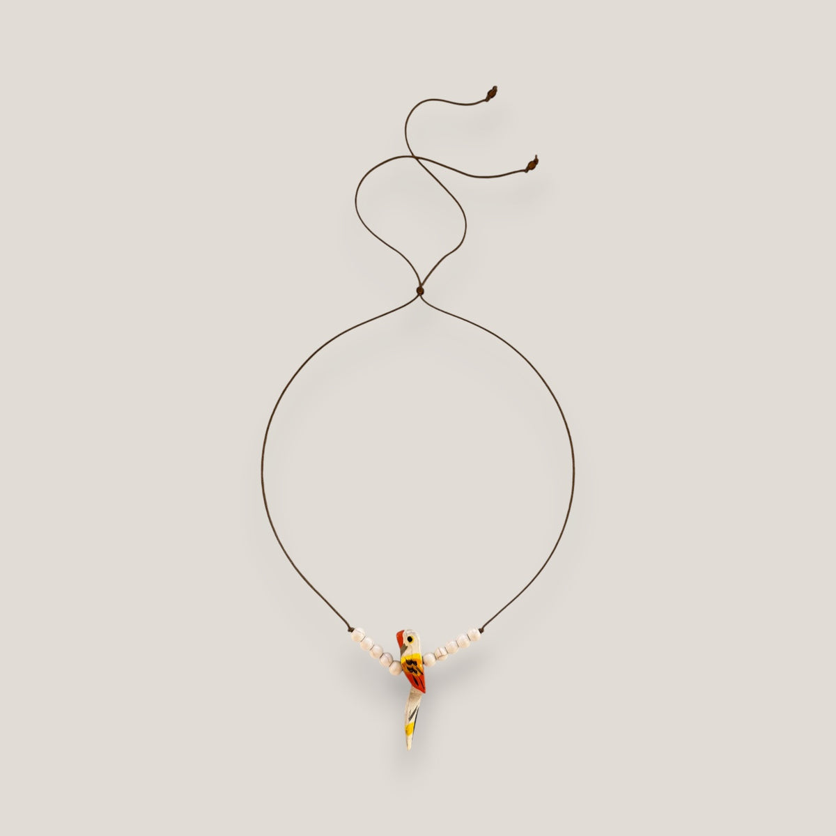 Collar midi loro madera blanco amarillo naranja piedra howlita