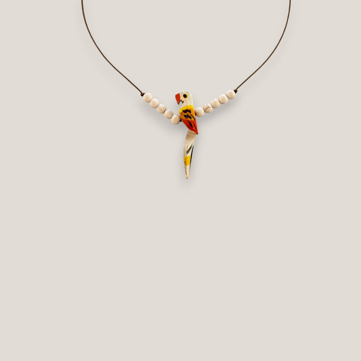 Collar midi loro madera blanco amarillo naranja piedra howlita