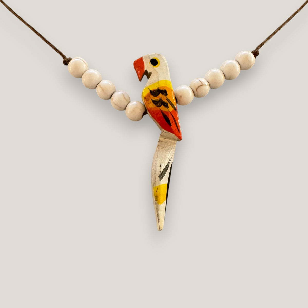 Collar midi loro madera blanco amarillo naranja piedra howlita