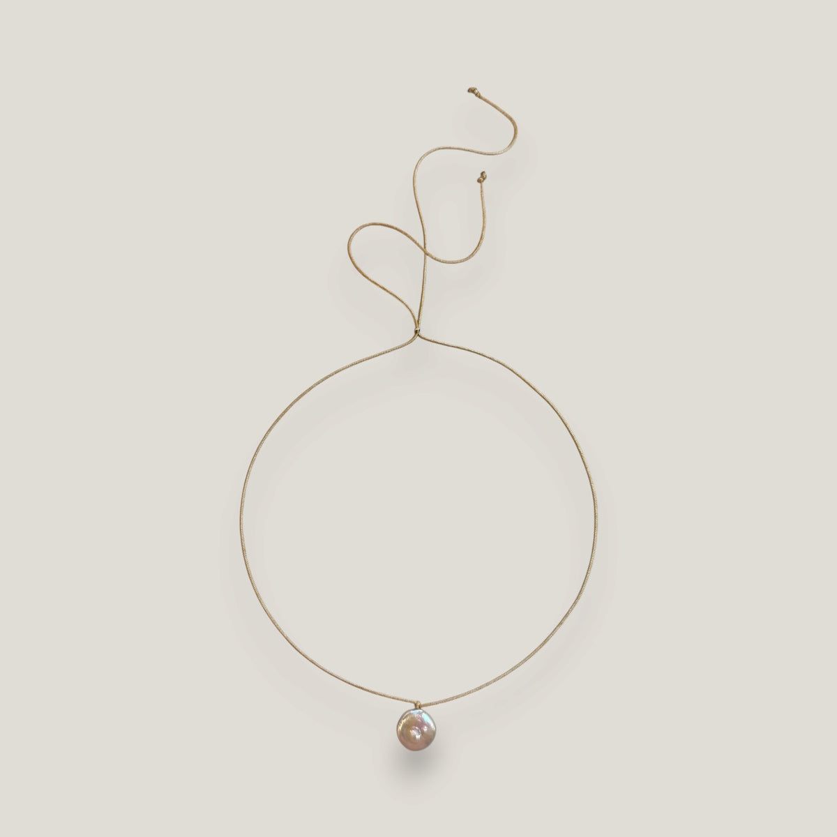 Collar minimal perla natural medalla redonda plana blanca 14-15mm cordón nailon dorado