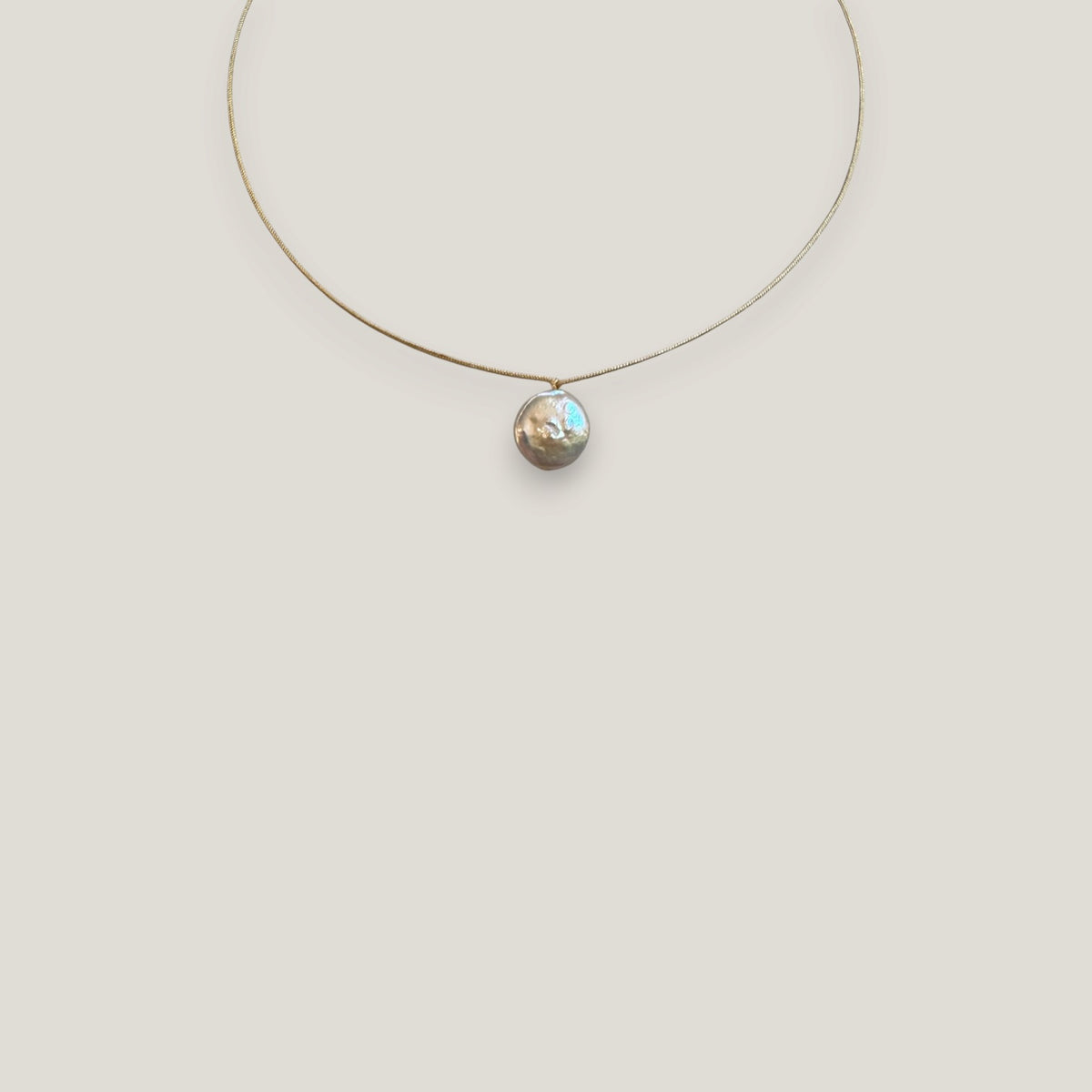 Collar minimal perla natural medalla redonda plana blanca 14-15mm cordón nailon dorado