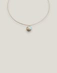 Collar minimal perla natural medalla redonda plana blanca 14-15mm cordón nailon dorado