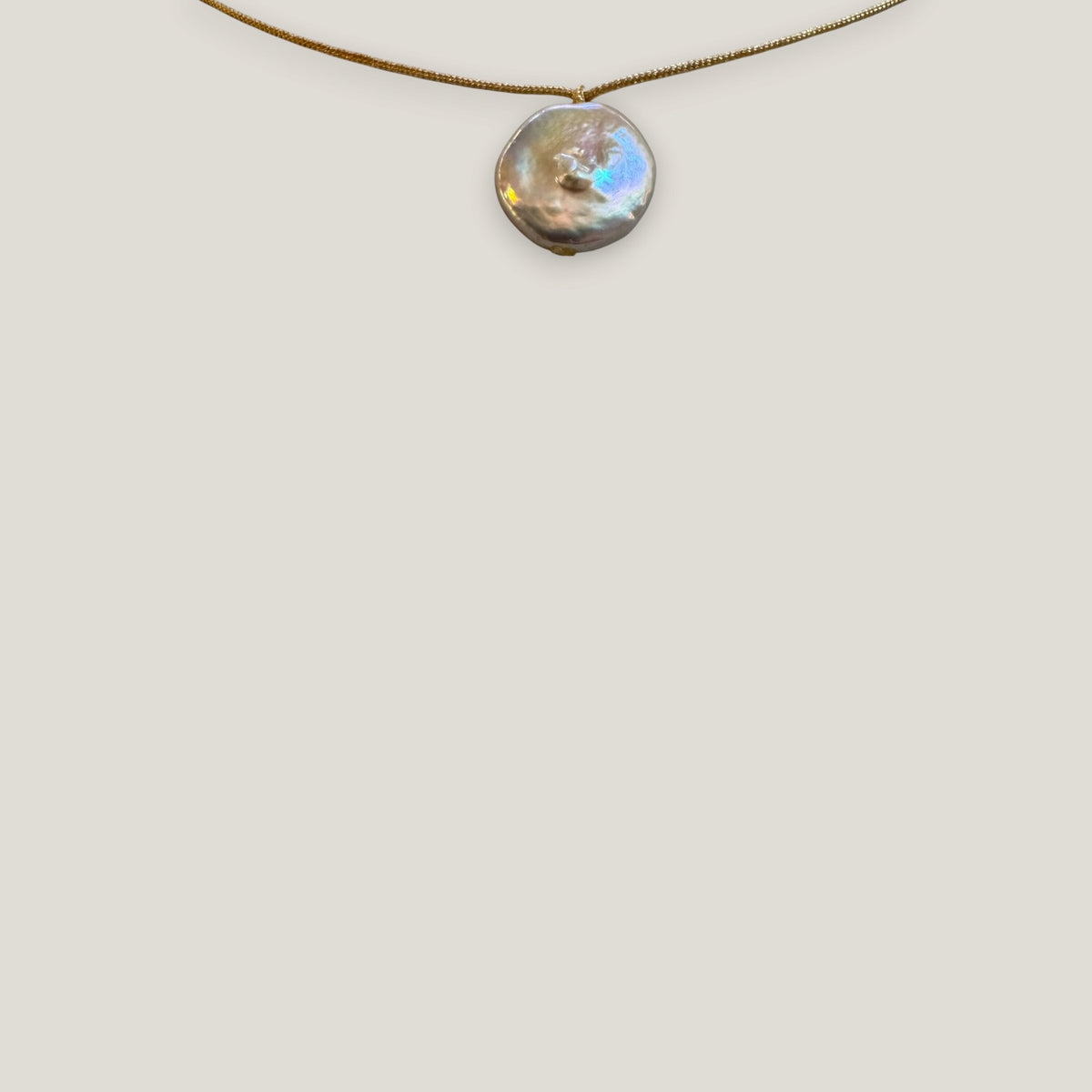 Collar minimal perla natural medalla redonda plana blanca 14-15mm cordón nailon dorado