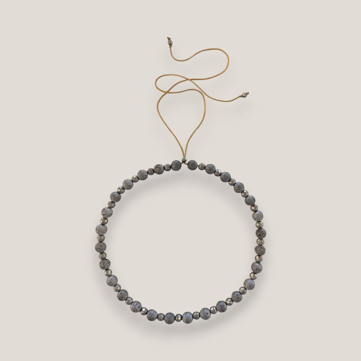 Collar base 8mm lava gris claro metalizada hematitas facetadas plata mate