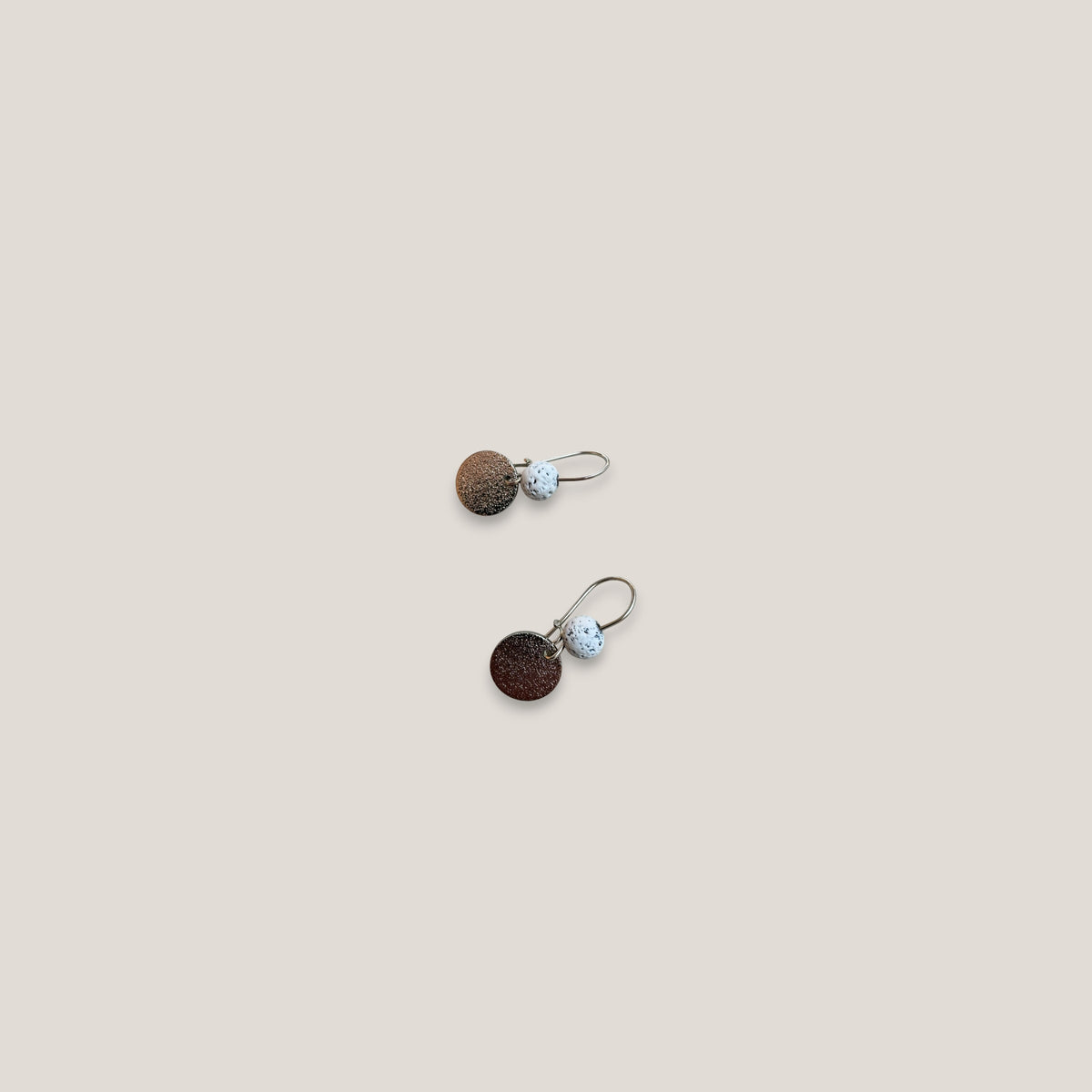 Pendientes base lava blanca 6mm gancho acero medalla esmerilada 12mm