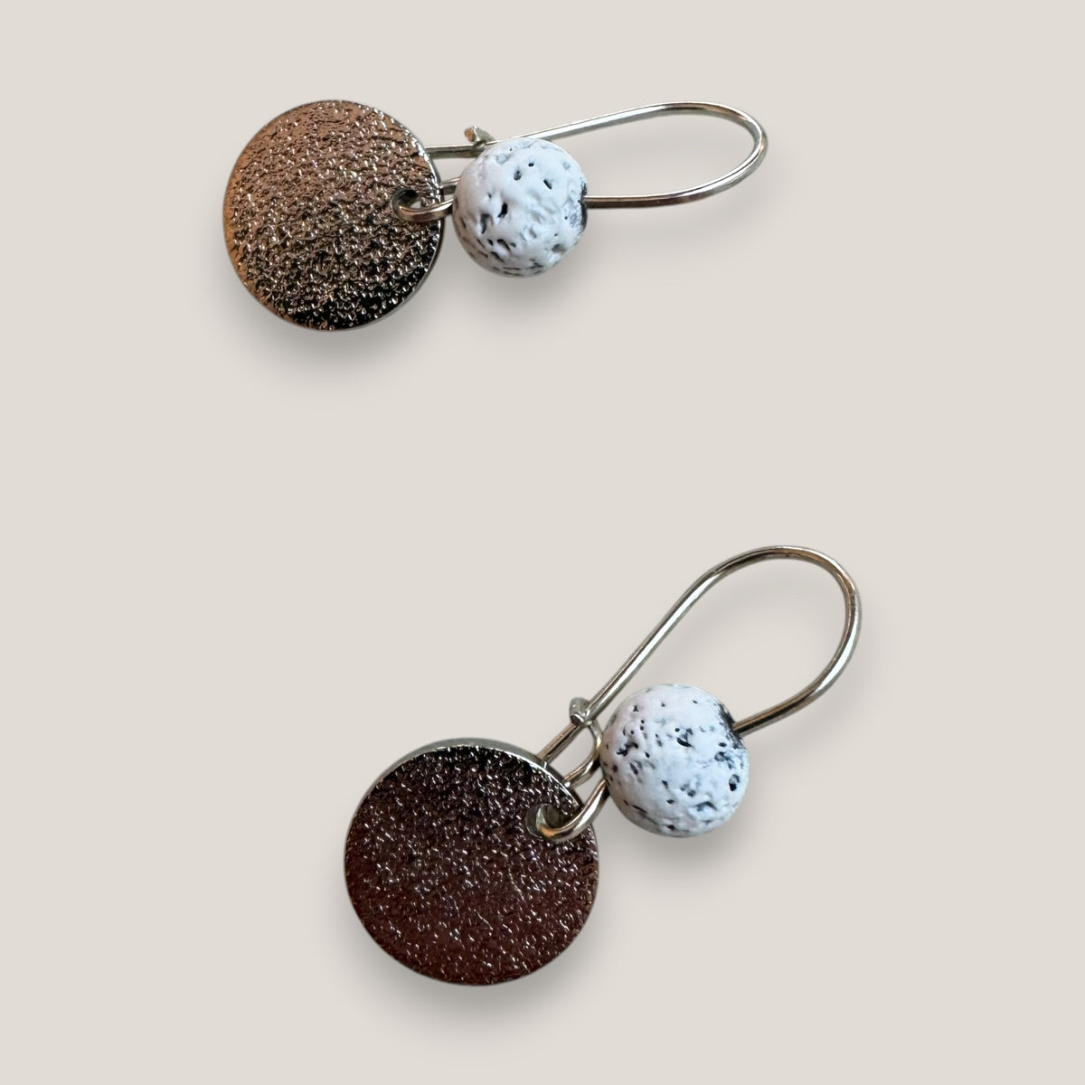 Pendientes base lava blanca 6mm gancho acero medalla esmerilada 12mm