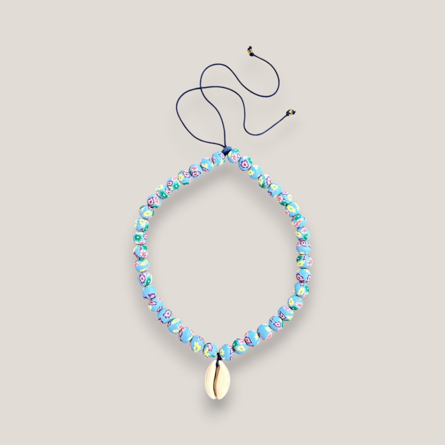 Collar cowrie cuentas florales 10mm azul azulín