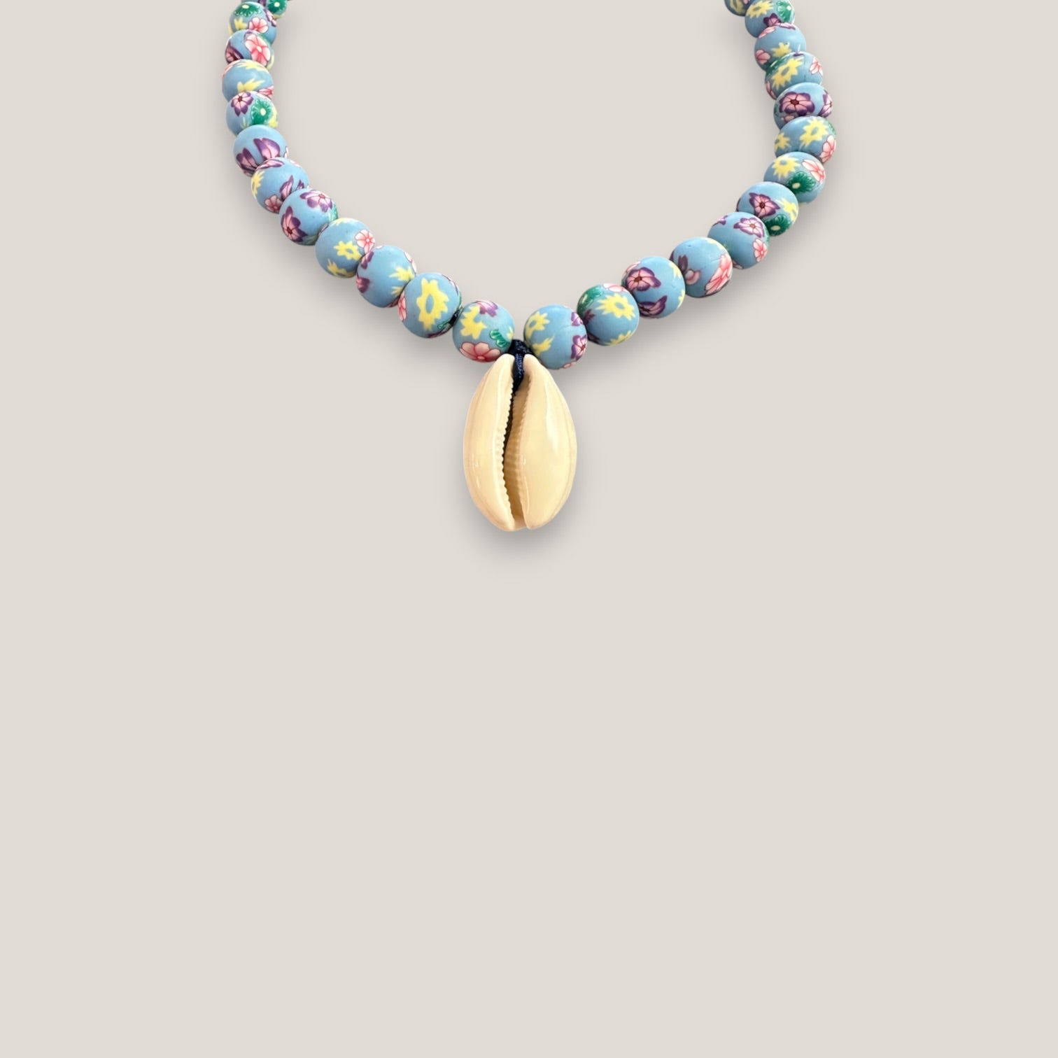Collar cowrie cuentas florales 10mm azul azulín