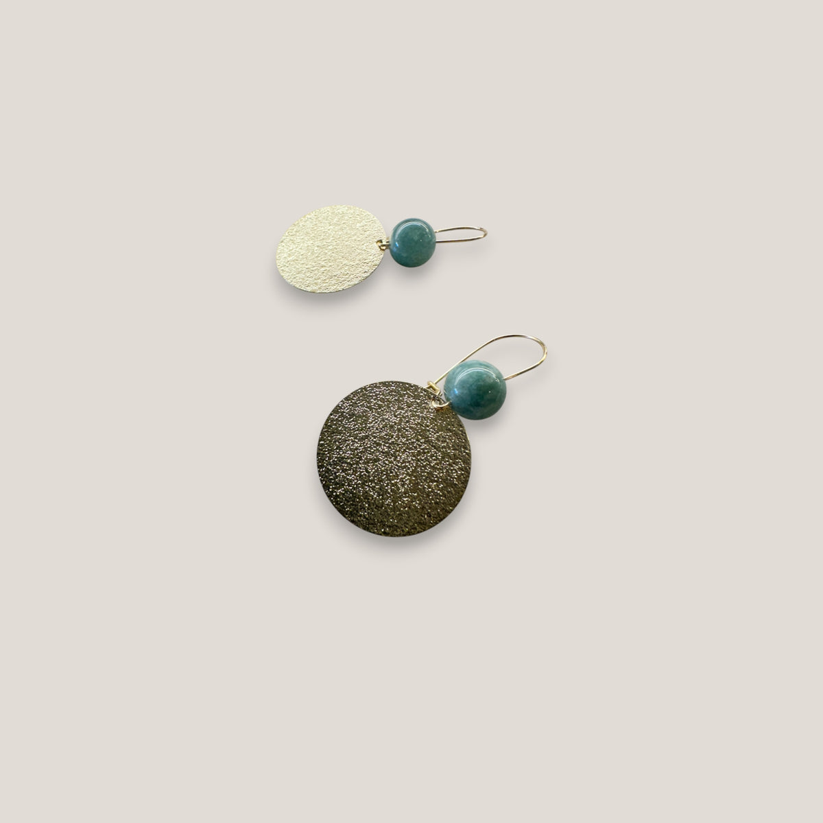 Pendientes Fuerte Beads con gancho acero oro y medalla dorada martilleada con piedra aventurina