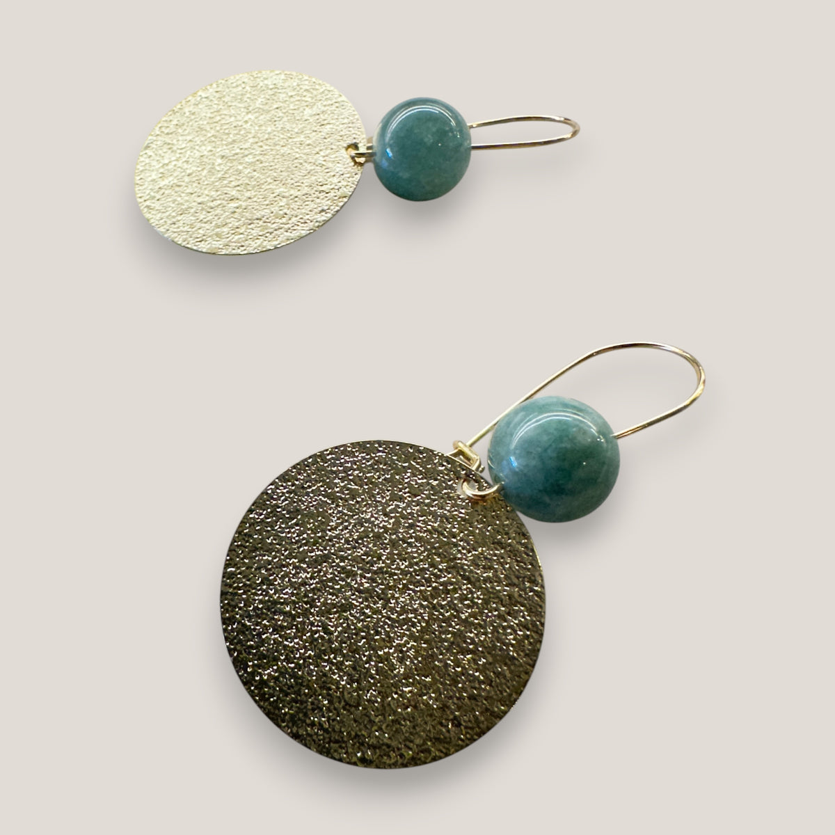 Pendientes Fuerte Beads con gancho acero oro y medalla dorada martilleada con piedra aventurina