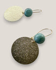 Pendientes Fuerte Beads con gancho acero oro y medalla dorada martilleada con piedra aventurina