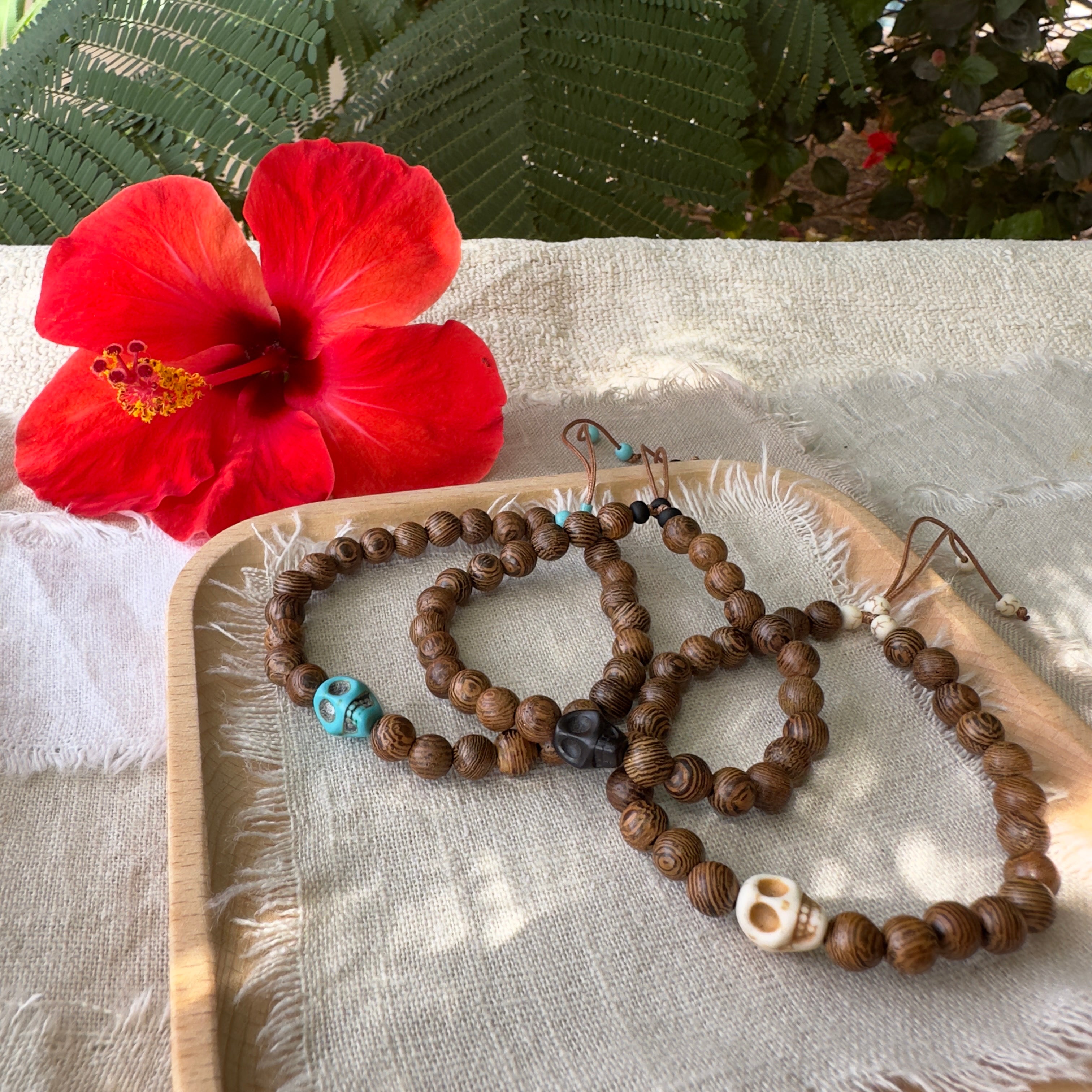 Pulsera con calavera de howlita negra y cuentas de madera de wengué