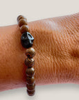 Pulsera con calavera de howlita negra y cuentas de madera de wengué