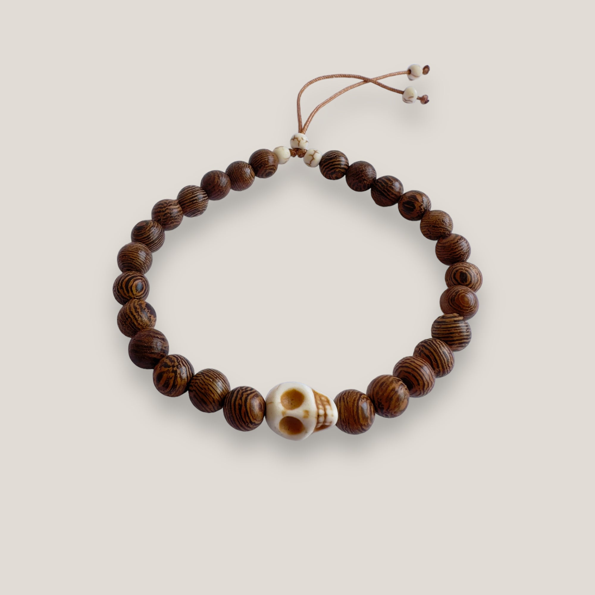 Pulsera con calavera de howlita natural y cuentas de madera de wengué