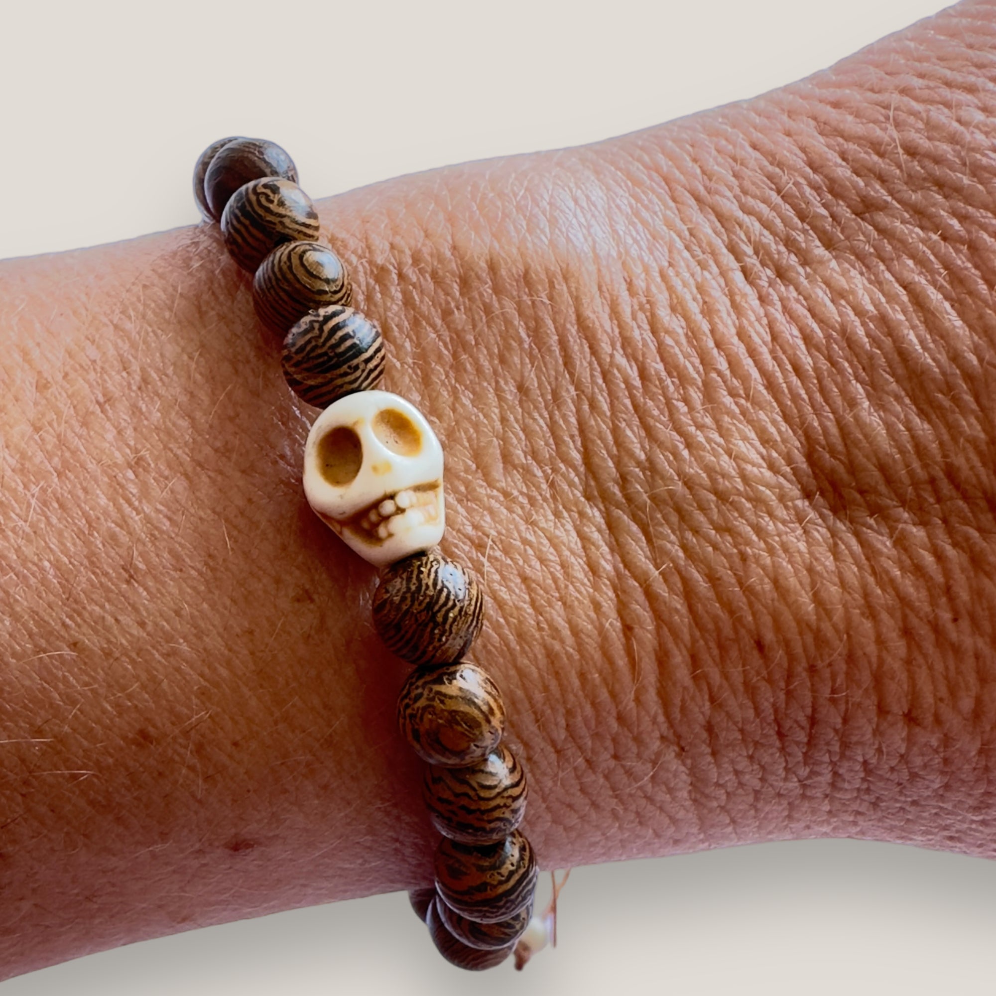 Pulsera con calavera de howlita natural y cuentas de madera de wengué