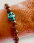 Pulsera con calavera de howlita turquesa y cuentas de madera de wengué