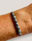 Pulsera minimal con ocho bolitas de lava gris claro y brillis blancos