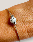 Pulsera minimal con bola de lava blanca y cuentas plata con brillis blancos