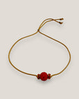 Pulsera minimal con bola de lava roja y cuentas doradas con brillis rojos