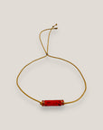 Pulsera minimal con tubo de lava roja y cuentas doradas con brillis rojos