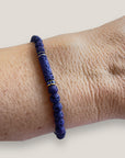 Pulsera con tubo, cuentas de lava azul profundo y brillis oro con cristalitos azules