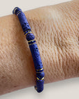 Armband mit tiefblauen Lavaröhren und Perlen und goldenem Glitzer mit blauen Kristallen