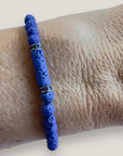 Pulsera con tubo, cuentas de lava en azulón y brillis oro con cristalitos azules