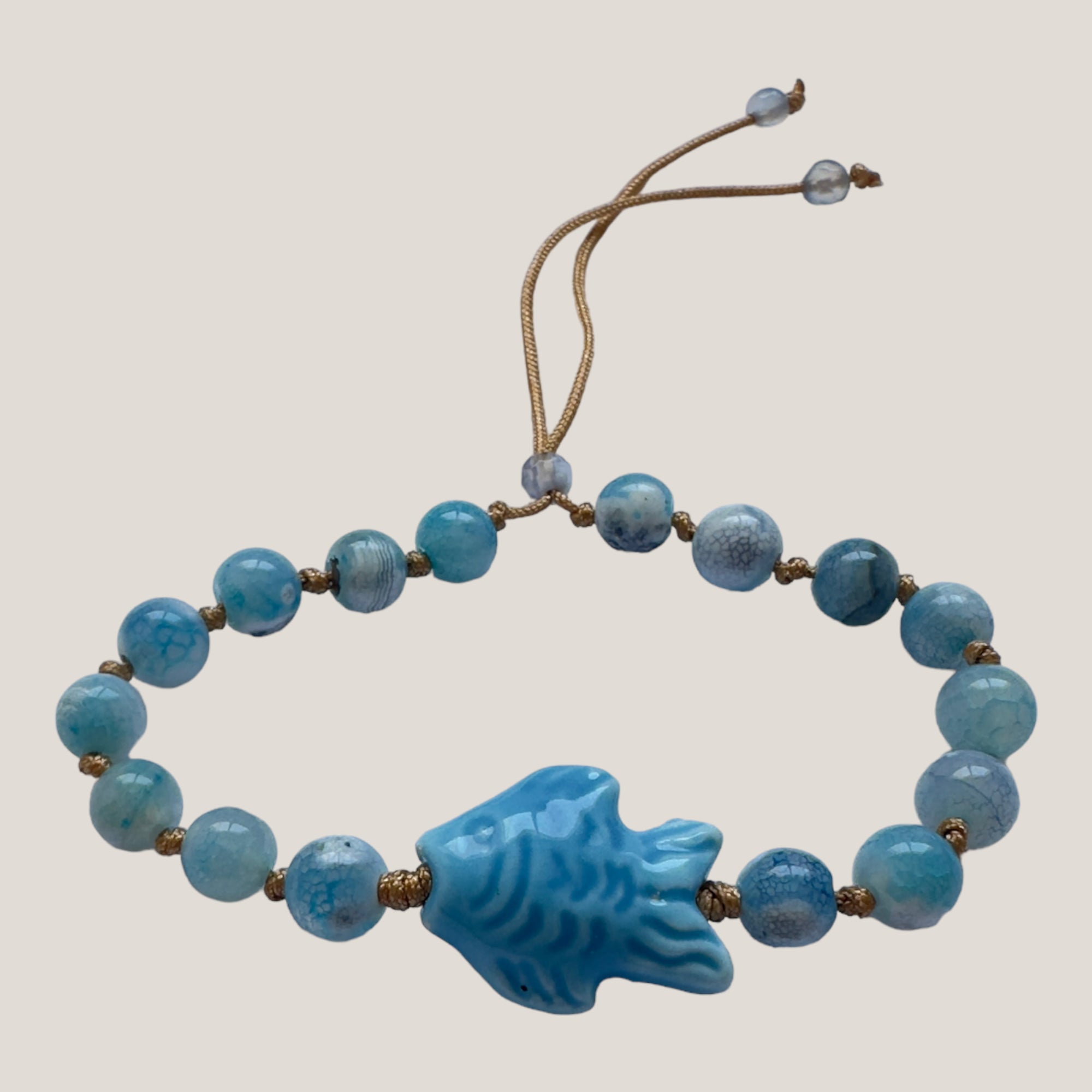 Armband mit Keramikfischen und blauen Achaten